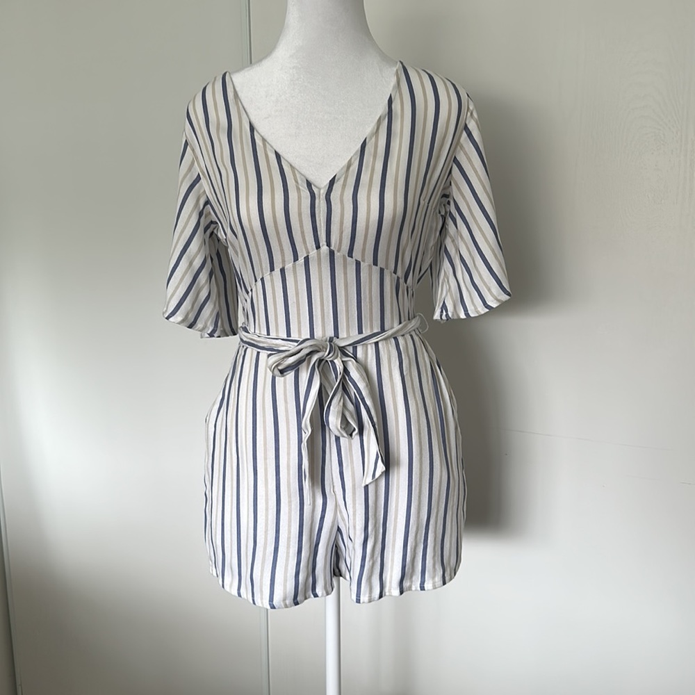 NWT Abercrombie white, blue and tan striped romper in size Small